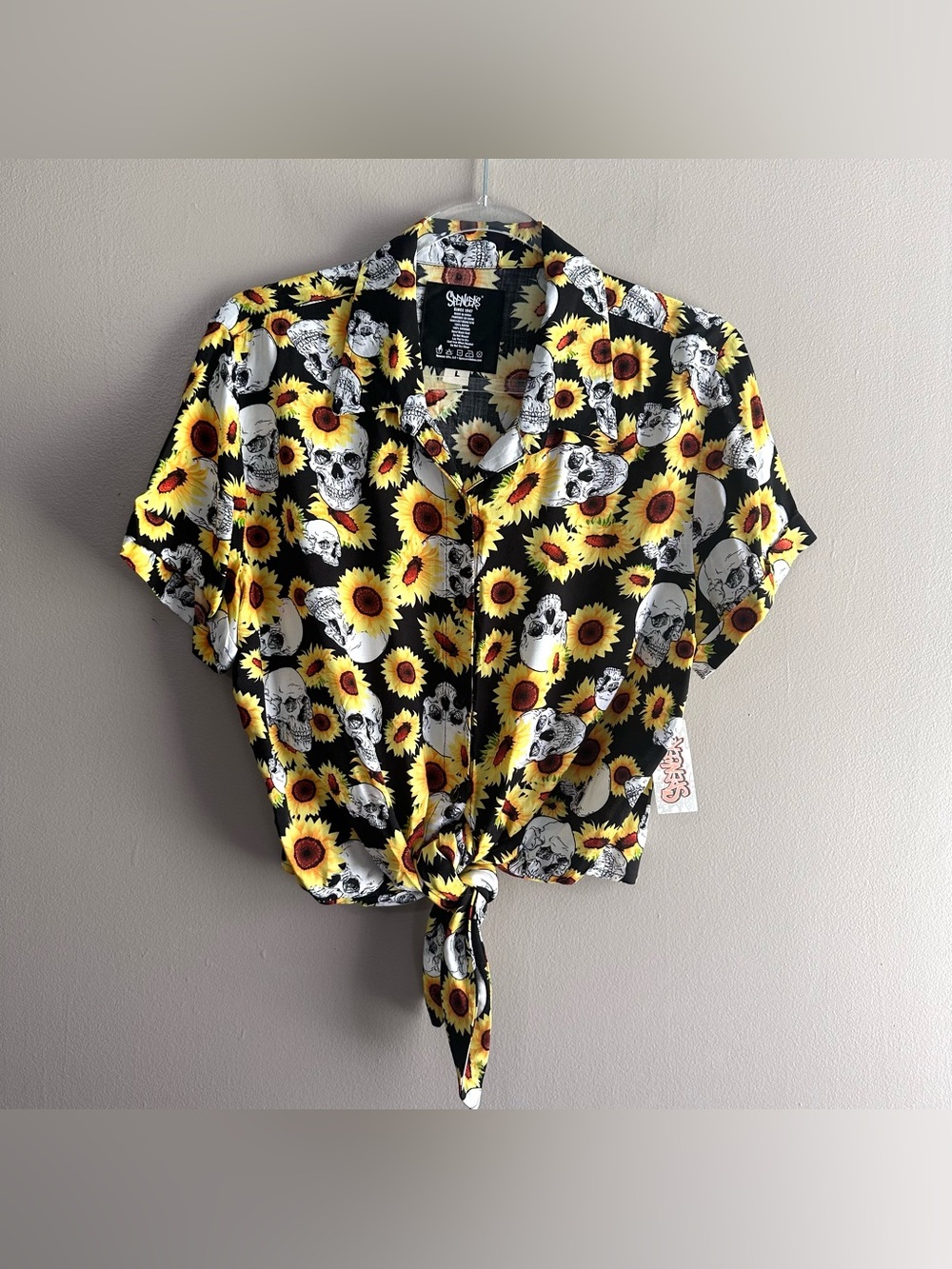Spencer’s Sunflower Skull Short Sleeve Tie Front Buttondown Top Womens Large NWT
